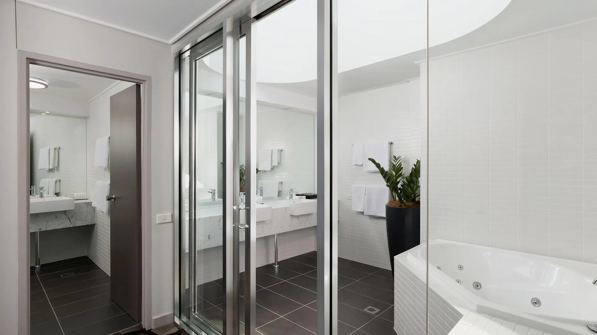 Rydges Canberra 4*,  Australia