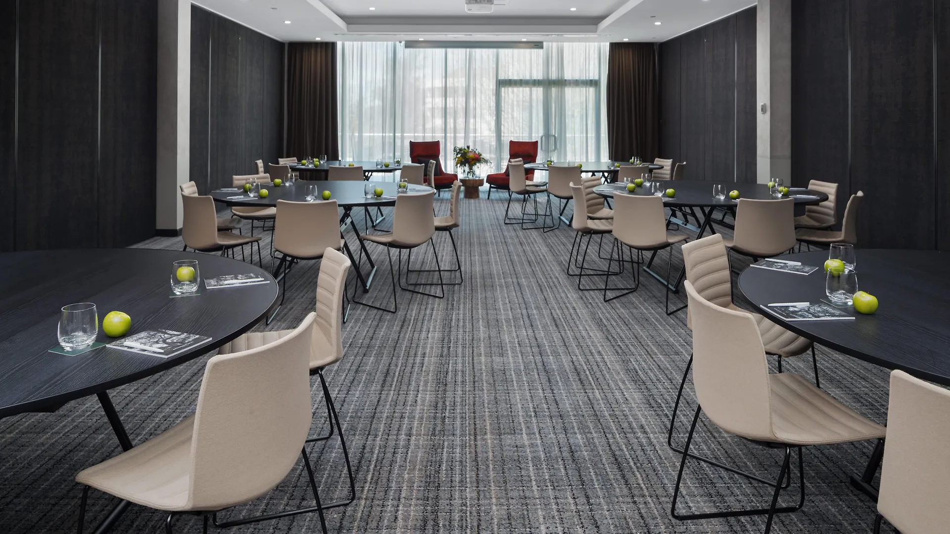 Rydges Canberra 4*,