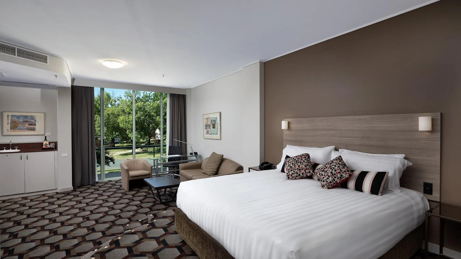 Rydges Canberra 4*,